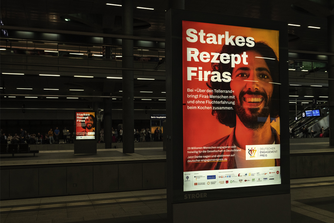 Bahnhof, zwei beleuchtete Plakate vom Deutschen Engagementpreis 2023