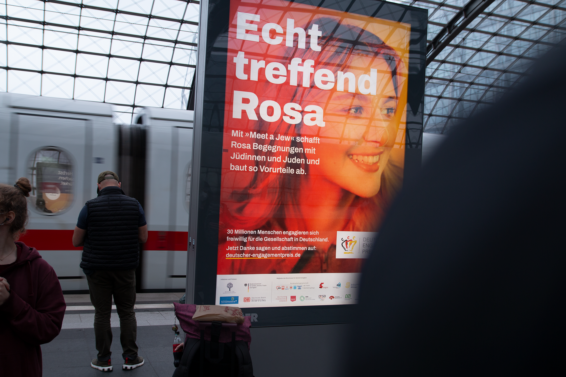 Echt Stark, Deutscher Engagementpreis Kampagnen Plakat mit blonder Frau und Slogan `Echt treffend Rosa`
